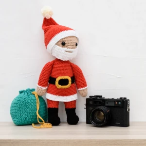 Papai Noel médio em amigurumi com saco de presentes - Artesanato e Personalizados