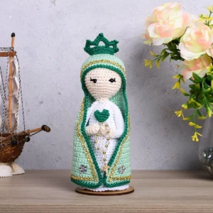 Nossa Senhora em Amigurumi com Manto Verde Água - Artesanato e Personalizados