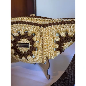 Pochete de crochê com zíper e alça regulável - Artesanato e Personalizados