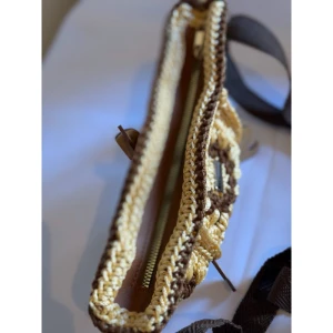 Pochete de crochê com zíper e alça regulável - Artesanato e Personalizados