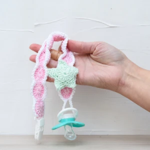 Prendedor de Chupeta Rosa com Estrela do Mar em Crochê - Artesanato e Personalizados