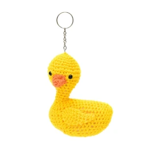 Chaveiro patinho de cabeça ladeada em amigurumi - Artesanato e Personalizados