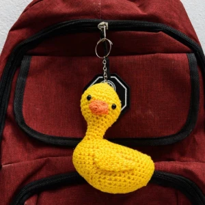 Chaveiro patinho de cabeça ladeada em amigurumi - Artesanato e Personalizados