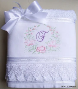 Toalha de Rosto com Monograma e Renda Guipir - Artesanato e Personalizados