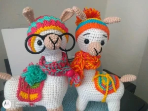 Casal de Lhamas em Crochê com cachecol em tricô - Artesanato e Personalizados
