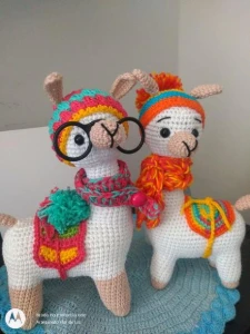 Casal de Lhamas em Crochê com cachecol em tricô - Artesanato e Personalizados