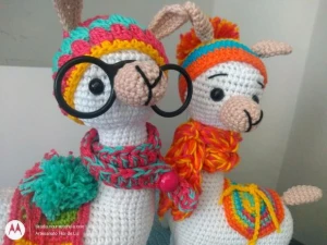 Casal de Lhamas em Crochê com cachecol em tricô - Artesanato e Personalizados