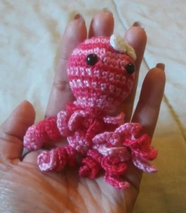 Chaveiro Mini Polvo em croche - Artesanato e Personalizados