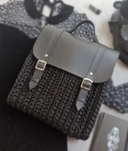 Mochila Back Bag Preta em Crochê com Couro