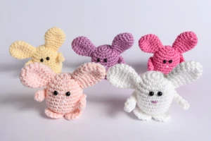 Kit 5 Mini Coelhinhos em Amigurumi - Artesanato e Personalizados